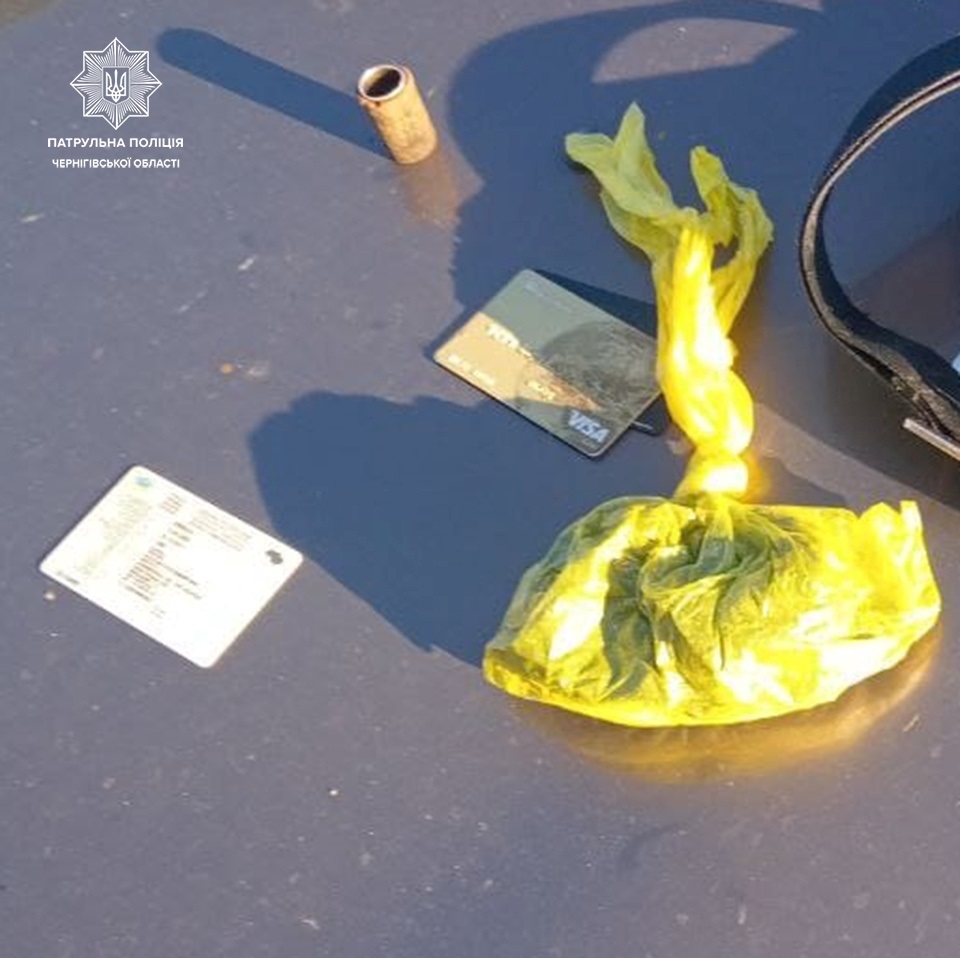 Патрульні виявили у громадян речовини, схожі на наркотичні