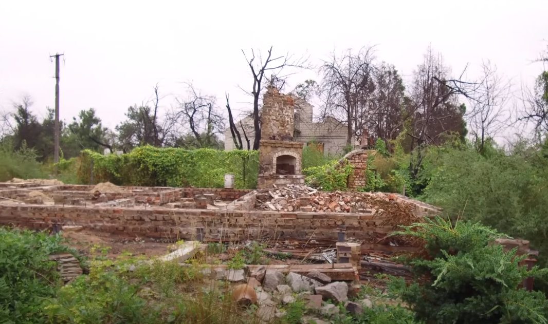  І хоча від будинку нічого не залишилося, родина дякує Богові, що всі вижили
