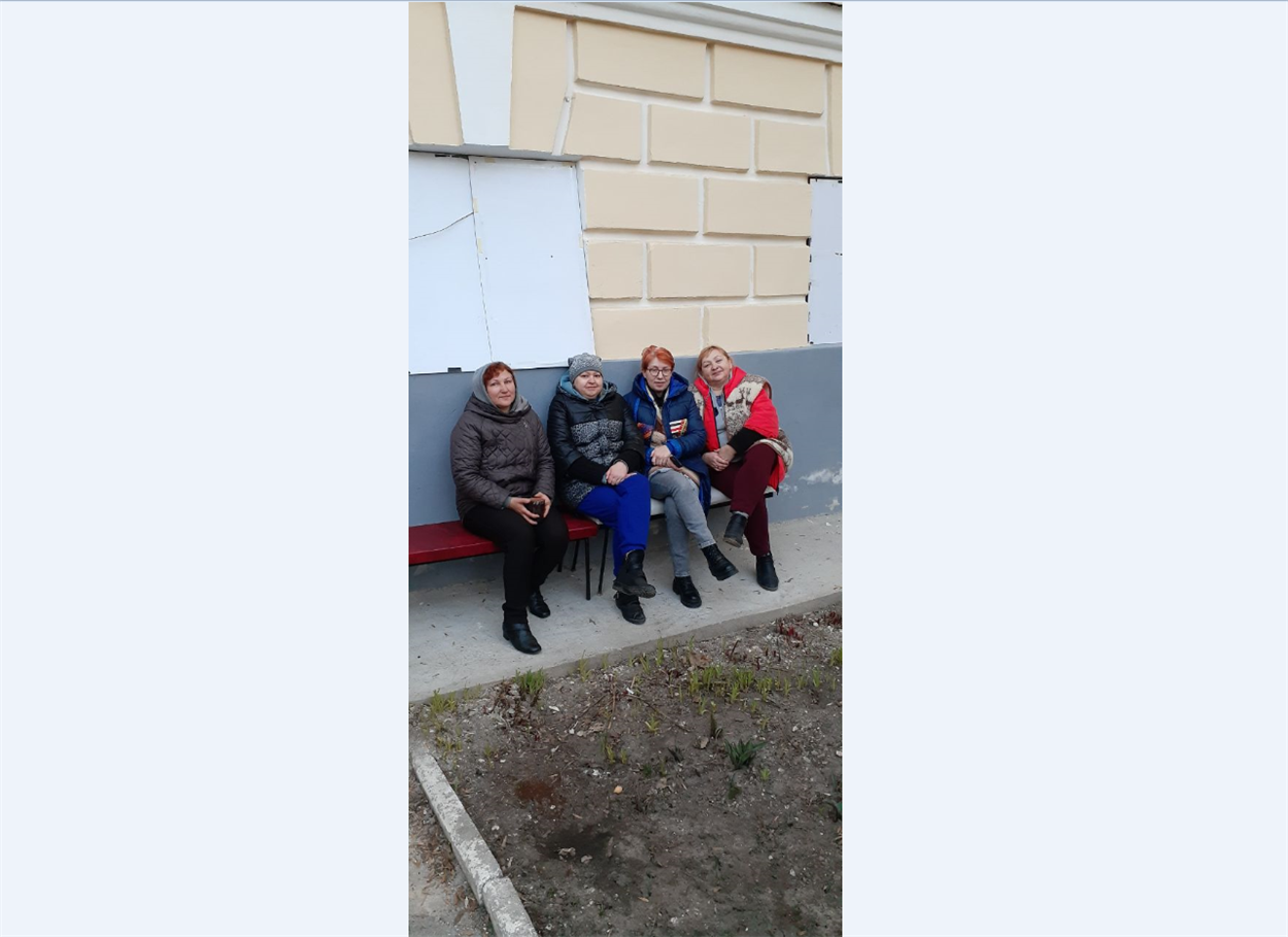 На фото гріються на весняному сонечку Олена Троянчук, Юлія Барбаш (волонтер музею), Олена Трухан, Лілія Лаєвська.