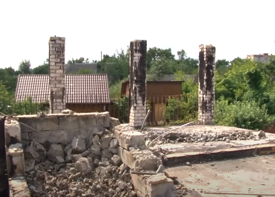 Розбирати зруйнований дім допомагали волонтери