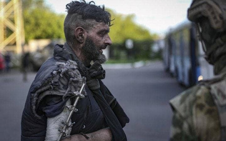 Михайло Діанов під час виходу з "Азовсталі"