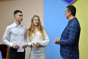 Сімейна пара з документами на квартиру.