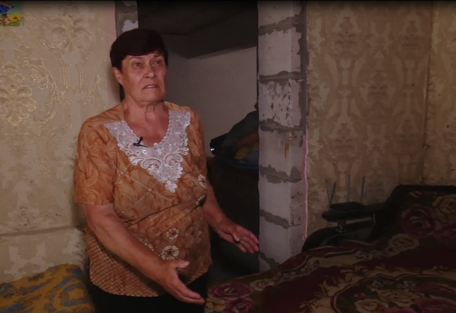 Ліжко, де сиділа Валентина Григорівна під час першого авіаудару