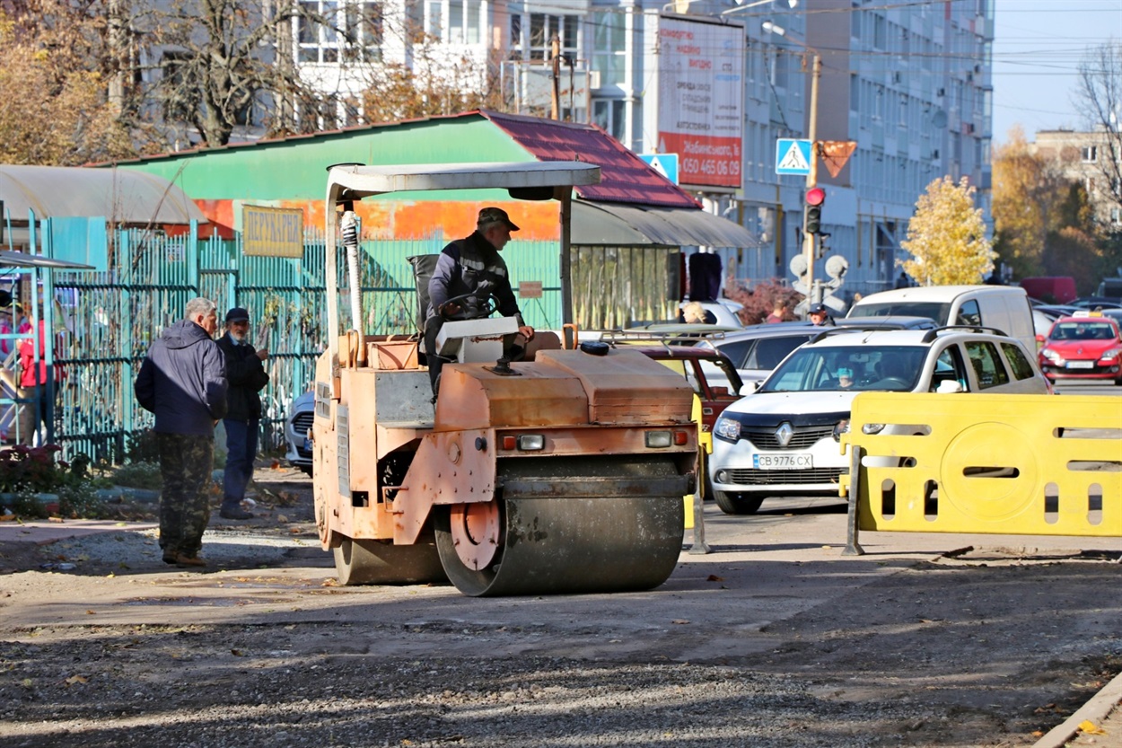Укладання асфальту по частині вулиці Жабинського
