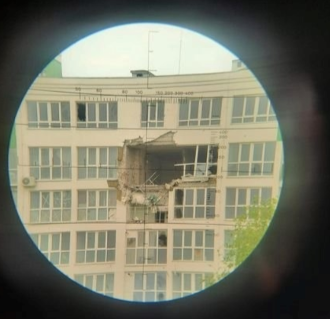 російський танкіст розстріляв багатоповерхівку в Чернігові
