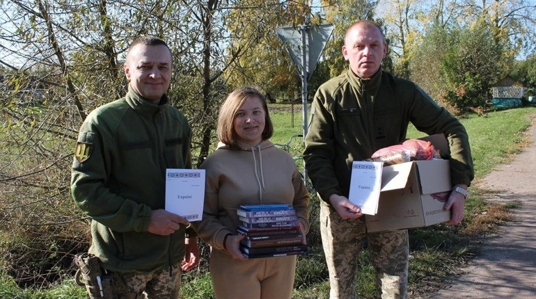 Студентка з Чернігова подарувала свою збірку віршів підрозділам ОК «Північ»