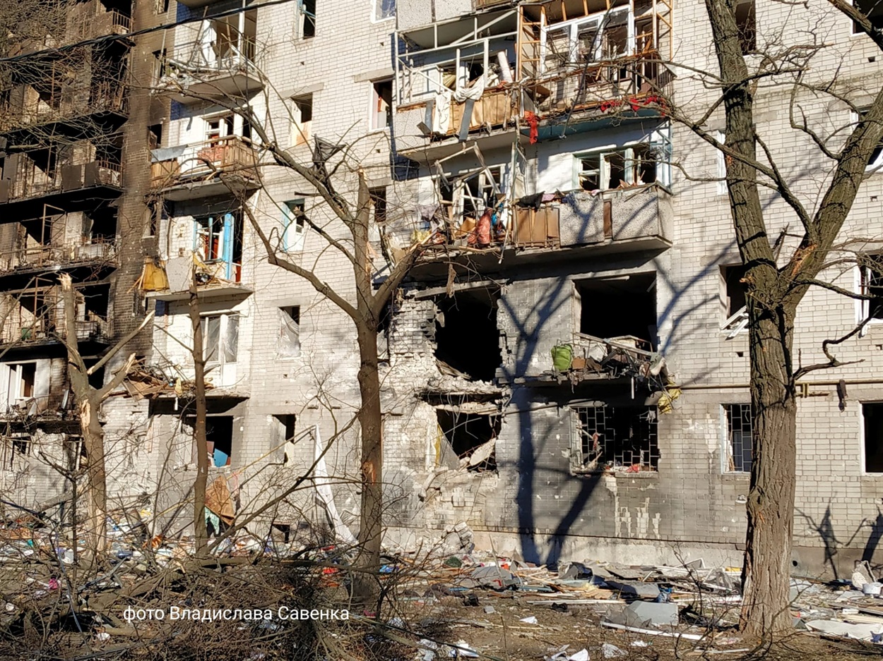 Обстріляна росіянами чернігівська багатоповерхівка