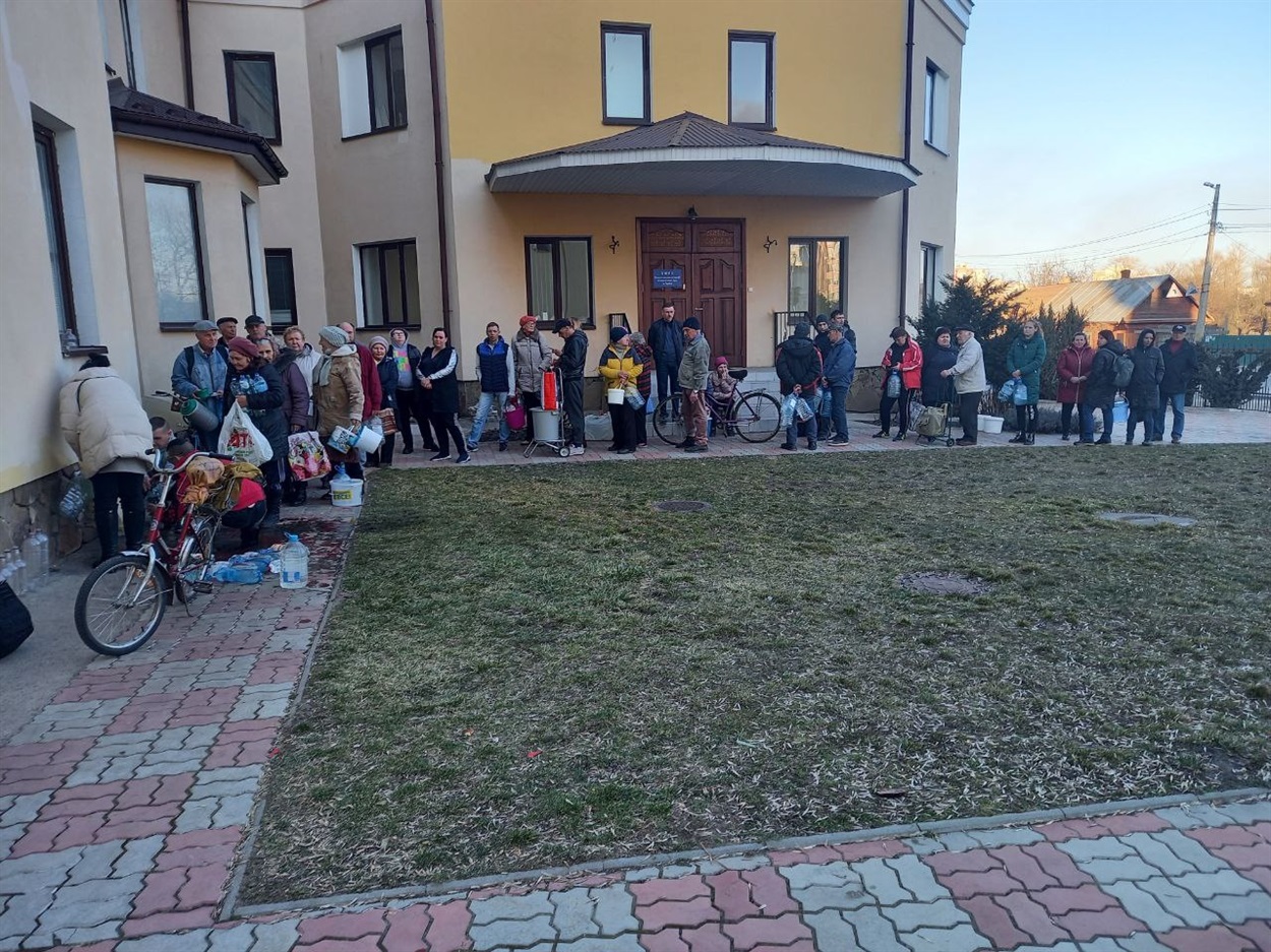 Чернігівці набирають воду в храмі
