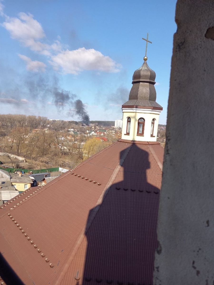 Дим від обстрілів у районі неподалік. Приміщення самого костьолу за час облоги не постраждало