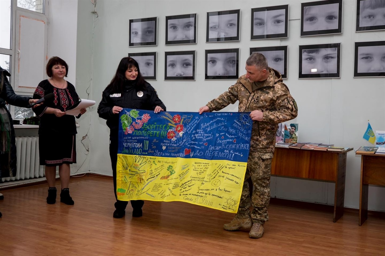 Діти підписали для Захисників Чернігівщини прапор України