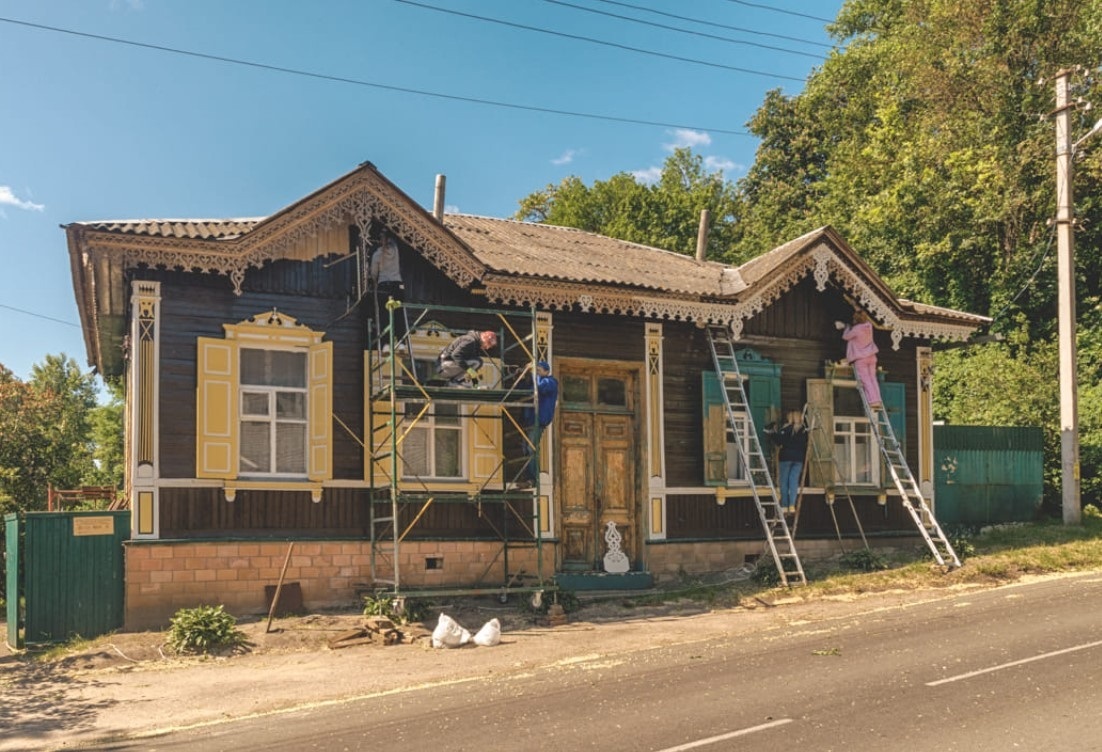 У Чернігові волонтери відновлюють дерев'яне різьблення на хатах, 08.09.2023
