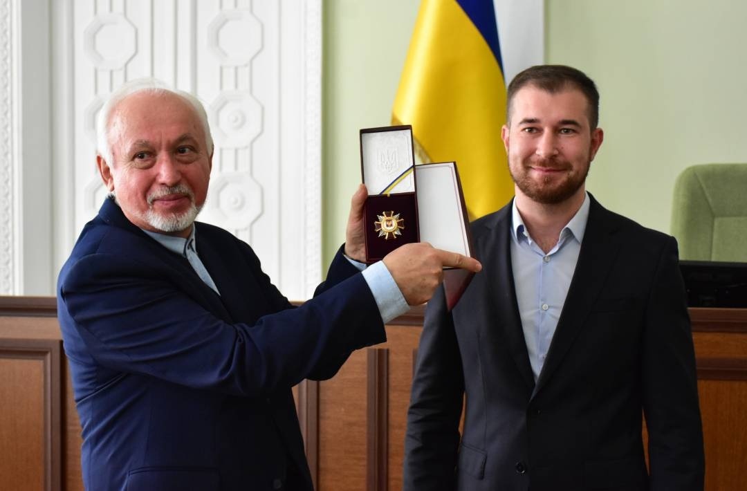 Володимир Фриз отримує відзнаку